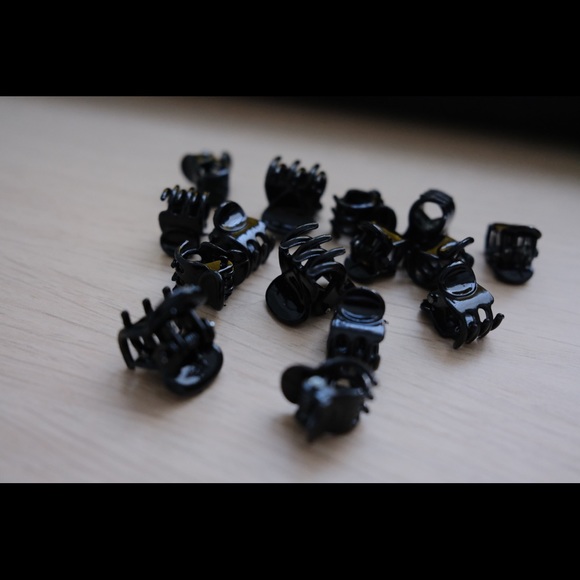 NEW $10 For 17 Hair Clips - Picture 1 of 2